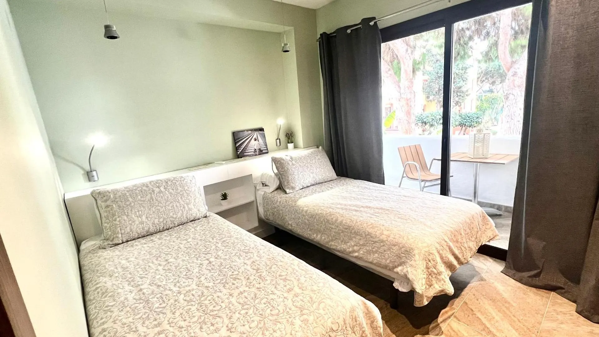 Mijas Costa - Beachside Apartment-C Sitio de Calahonda Appartement